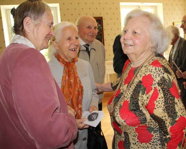 Parodos autorę A.Vitkūnienę (dešinėje) sveikino jos klasės draugai. D.Zibolienės nuotr. Parodos autorę A.Vitkūnienę (dešinėje) sveikino jos klasės draugai. D.Zibolienės nuotr.