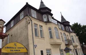 Prie partijų pastato turistai nesifotografuoja Nepriklausomybės aikštės 10-ajame name įsikūrusios didžiųjų rajono partijų būstinės. D.Zibolienės nuotr.