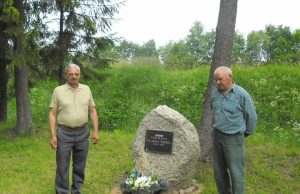 Panemunėliečiai tremtiniai Albertas Baronas (kairėje) ir Petras Juronas parodė partizano Vlado Širmos kapavietę.                                         V. Kazlausko nuotr.