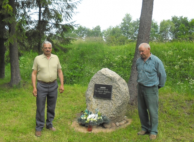 Panemunėliečiai tremtiniai Albertas Baronas (kairėje) ir Petras Juronas parodė partizano Vlado Širmos kapavietę. V. Kazlausko nuotr. Panemunėliečiai tremtiniai Albertas Baronas (kairėje) ir Petras Juronas parodė partizano Vlado Širmos kapavietę. V. Kazlausko nuotr.