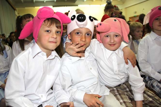 Linksmieji paršeliai – Rokiškio pradinės mokyklos 1a klasės mokiniai Domantas Laurinavičius (iš kairės)