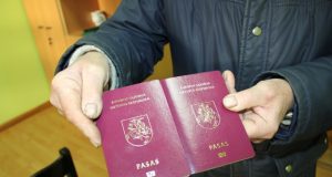 Pasų keitimas garbaus amžiaus žmonėms sukėlė bereikalingų rūpesčių. D.Zibolienės nuotr.