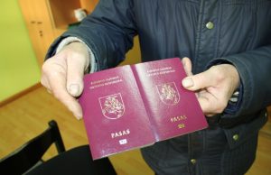 Pasų keitimas garbaus amžiaus žmonėms sukėlė bereikalingų rūpesčių. D.Zibolienės nuotr.