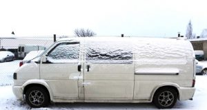 Šis mikroautobusas buvo prikimštas