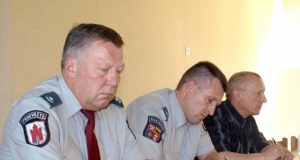 Posėdyje dėl rajono policijos darbo vertinimo dalyvavęs Eugenijus Venckevičius (kairėje) susirinkusiųjų teiravosi