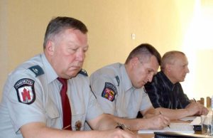 Posėdyje dėl rajono policijos darbo vertinimo dalyvavęs Eugenijus Venckevičius (kairėje) susirinkusiųjų teiravosi