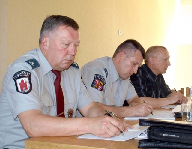 Posėdyje dėl rajono policijos darbo vertinimo dalyvavęs Eugenijus Venckevičius (kairėje) susirinkusiųjų teiravosi Posėdyje dėl rajono policijos darbo vertinimo dalyvavęs Eugenijus Venckevičius (kairėje) susirinkusiųjų teiravosi