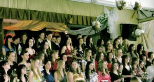 Šiemet „Romuvos“ gimnazijoje paskutinis skambutis nuskambėjo beveik šimtui abiturientų. L.Dūdaitės nuotr.