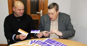 Įmonės „Baltma“ savininkas V.Baranovskis (kairėje) ir Rokiškio pašto viršininkas A.Jakimavičius buvo apstulbinti dovanų gausos. N.Byčkovskio nuotr.