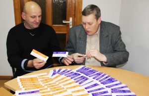 Įmonės „Baltma“ savininkas V.Baranovskis (kairėje) ir Rokiškio pašto viršininkas A.Jakimavičius buvo apstulbinti dovanų gausos. N.Byčkovskio nuotr.