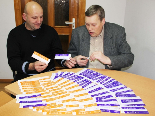 Įmonės „Baltma“ savininkas V.Baranovskis (kairėje) ir Rokiškio pašto viršininkas A.Jakimavičius buvo apstulbinti dovanų gausos. N.Byčkovskio nuotr.