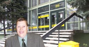 Rokiškio pašto viršininkas Antanas Jakimavičius:  "Profesinę šventę paminėsime kukliai: juk čia pat didžiojo kalėdinio darbymečio pradžia." N.Byčkovskio fotomontažas.