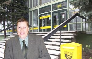 Lietuvos paštas – nuolat besikeičiantis Rokiškio pašto viršininkas Antanas Jakimavičius: "Profesinę šventę paminėsime kukliai: juk čia pat didžiojo kalėdinio darbymečio pradžia." N.Byčkovskio fotomontažas.