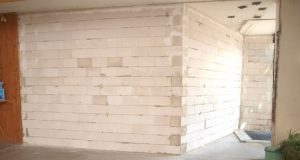 Rokiškio pašto lankytojų salėje iškilo nauja sienos pertvara. L.Dūdaitės nuotr.