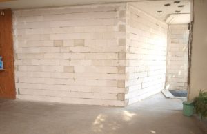 Paštininkų įkurtuvės – rugsėjį Rokiškio pašto lankytojų salėje iškilo nauja sienos pertvara. L.Dūdaitės nuotr.