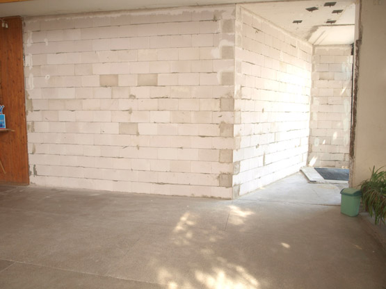 Rokiškio pašto lankytojų salėje iškilo nauja sienos pertvara. L.Dūdaitės nuotr.