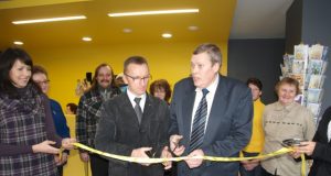 Atidarymo juostelę perkirpo Rokiškio pašto viršininkas Antanas Jakimavičius ir AB Lietuvos pašto Panevėžio regiono vadovas Raimundas Povilonis. L.Dūdaitės nuotr.