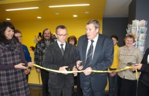 Įkurtuvių proga paštininkai pasipuošė uniformomis Atidarymo juostelę perkirpo Rokiškio pašto viršininkas Antanas Jakimavičius ir AB Lietuvos pašto Panevėžio regiono vadovas Raimundas Povilonis. L.Dūdaitės nuotr.