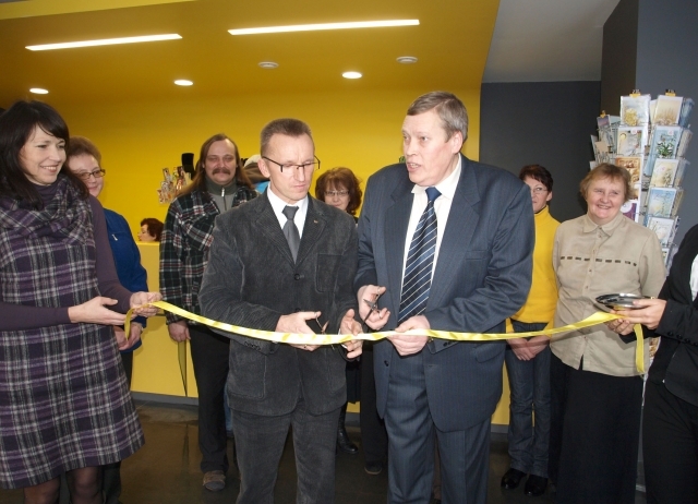 Atidarymo juostelę perkirpo Rokiškio pašto viršininkas Antanas Jakimavičius ir AB Lietuvos pašto Panevėžio regiono vadovas Raimundas Povilonis. L.Dūdaitės nuotr.