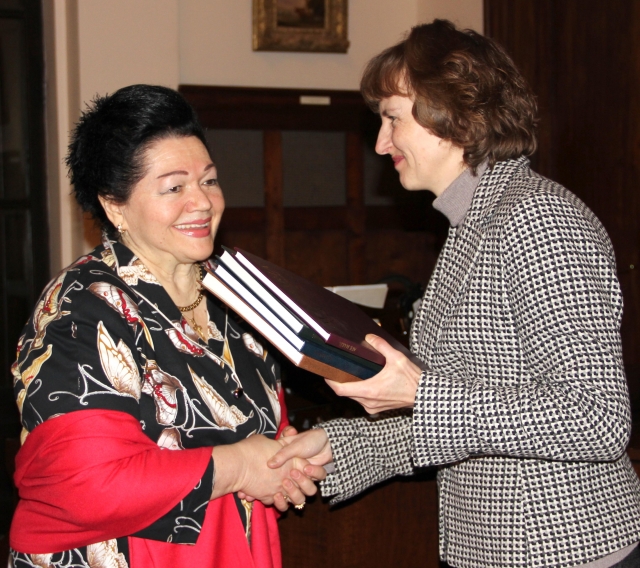 Rusijos liaudies artistė L.Abramova rajono muzikos mokyklos moksleiviams dovanojo  sakralinės muzikos rinkinį „Ave Maria“