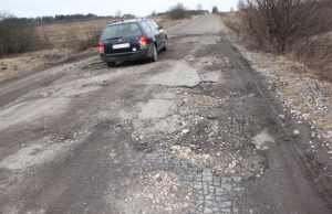 Šis duobėtas kelias sukėlė nemenkų problemų "Audrupio paukštynui". D. Zibolienės nuotr.