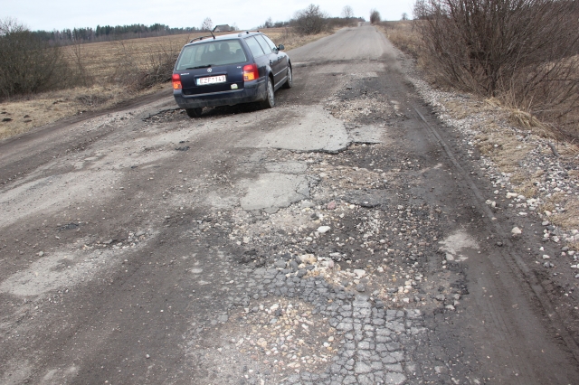 Šis duobėtas kelias sukėlė nemenkų problemų 