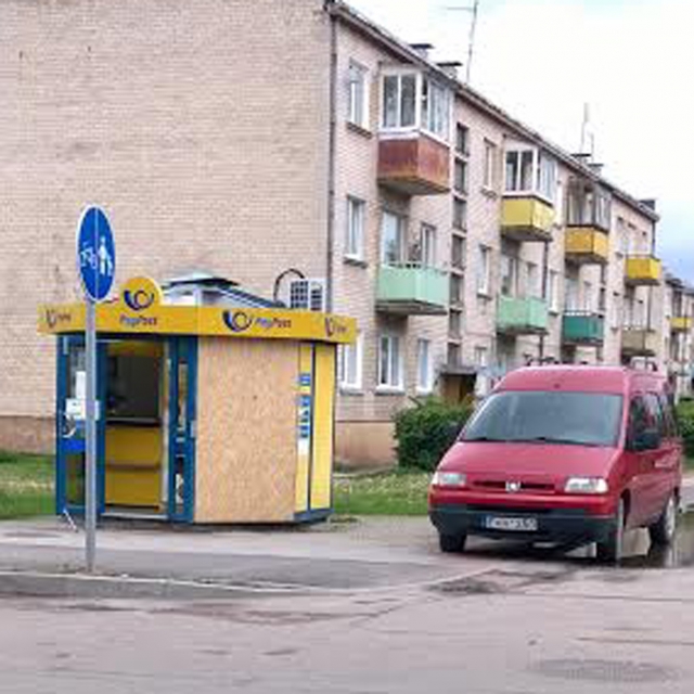 Iškultas kioskelio langas. M. Katinauskienės nuotr. Iškultas kioskelio langas. M. Katinauskienės nuotr.