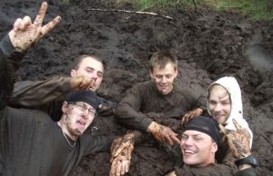 Pelkėje maudėsi Arvaidas Glinskas (iš kairės)