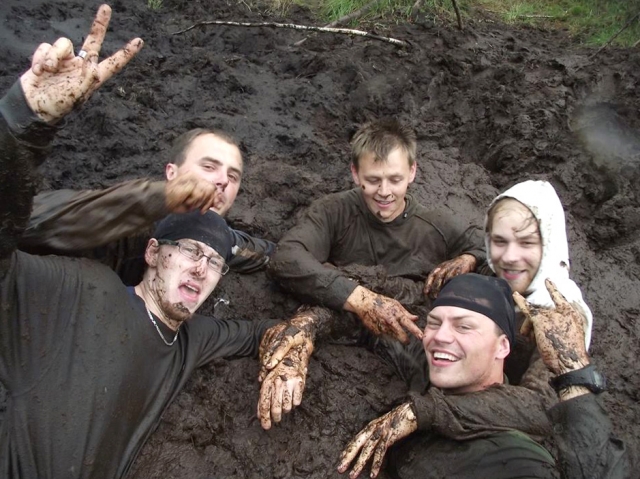 Pelkėje maudėsi Arvaidas Glinskas (iš kairės) Pelkėje maudėsi Arvaidas Glinskas (iš kairės)