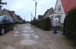 Dalis Pergalės gatvės šeimų supyko nejuomkais: žmonės žada protestuoti ir nemokėti brangiau už vandenį. A.Minkevičienės nuotr.