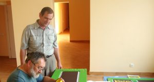 Edmundas Petrovas tapo langines Broniui Pranaičiui (stovi).