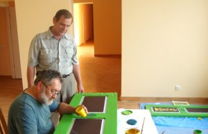 Edmundas Petrovas tapo langines Broniui Pranaičiui (stovi).