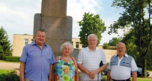 Kamajuose prie Antano Strazdo paminklo: Albertas Petrulis (iš kairės)