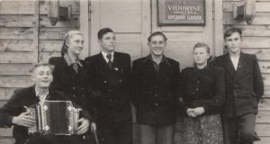 1952 m. nuotraukoje – Kamajų vidurinės mokyklos mokiniai: rašinio autorius (sėdi)