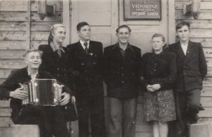 1952 m. nuotraukoje – Kamajų vidurinės mokyklos mokiniai: rašinio autorius (sėdi)