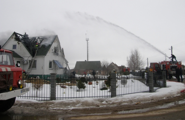 Kilusį gaisrą Kavoliškyje gesino penkios ugniagesių komandos. A.Minkevičienės nuotr. Kilusį gaisrą Kavoliškyje gesino penkios ugniagesių komandos. A.Minkevičienės nuotr.