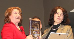 Draugijos Rokiškio skyriaus pirmininkė L.Keraitienė (kairėje) dėkojo „Pumpurėlio“ lopšelio-darželio direktorei Zitai Matuzonienei už aktyvų dalyvavimą draugijos organizuojamuose konkursuose.  D.Zibolienės nuotr.