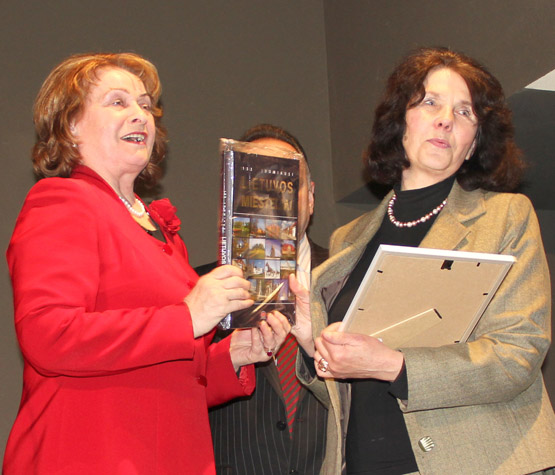 Draugijos Rokiškio skyriaus pirmininkė L.Keraitienė (kairėje) dėkojo „Pumpurėlio“ lopšelio-darželio direktorei Zitai Matuzonienei už aktyvų dalyvavimą draugijos organizuojamuose konkursuose.  D.Zibolienės nuotr.