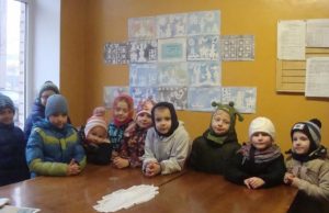 Darželinukai piešiniais papuošė mokesčių kasų patalpą „Varpelio“ lopšelio-darželio priešmokyklinio ugdymo „Saulės zuikučių“ grupės vaikai Rokiškio butų ūkis mokesčių mokėjimo patalpas papuošė piešiniais.