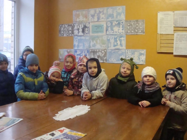 „Varpelio“ lopšelio-darželio priešmokyklinio ugdymo „Saulės zuikučių“ grupės vaikai Rokiškio butų ūkis mokesčių mokėjimo patalpas papuošė piešiniais.