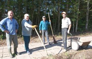 Atkastąjį šaligatvį valantys Valdas Stasiūnas (iš kairės)