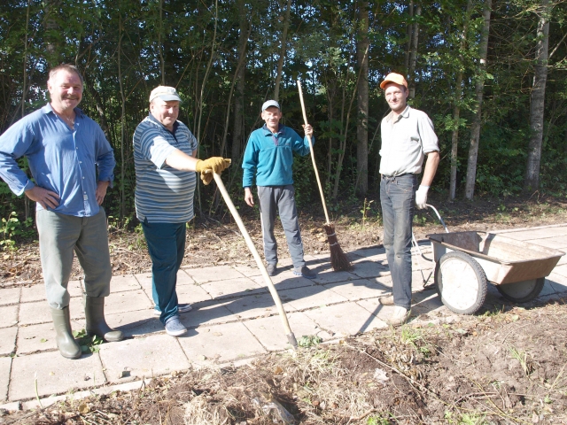 Atkastąjį šaligatvį valantys Valdas Stasiūnas (iš kairės)