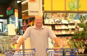 Prekybos centre Virginijui Strazdui teko nelengva užduotis: vairuoti vežimėlius su dviem anūkais. D. Zibolienės nuotr.