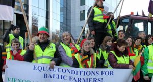 Briuselyje piketavę Vidas (antras iš kairės) ir Elena (ketvirta iš kairės) Kuvikai pasiryžę žemdirbių valią išreikšti dar kartą. Žemės ūkio rūmų archyvo nuotr.