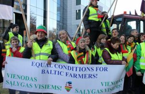 Briuselyje piketavę Vidas (antras iš kairės) ir Elena (ketvirta iš kairės) Kuvikai pasiryžę žemdirbių valią išreikšti dar kartą. Žemės ūkio rūmų archyvo nuotr.