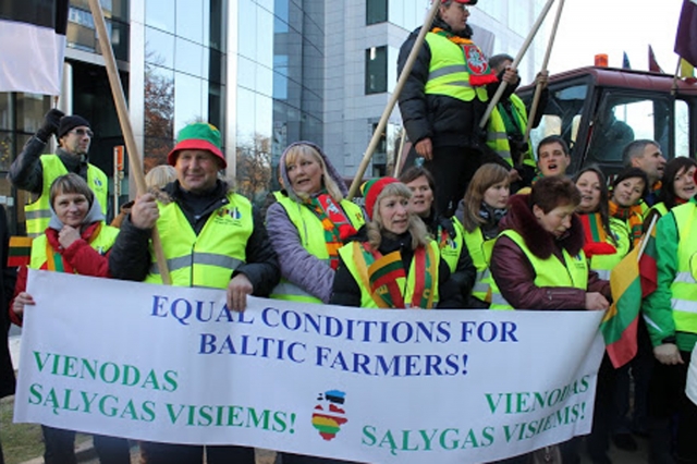 Briuselyje piketavę Vidas (antras iš kairės) ir Elena (ketvirta iš kairės) Kuvikai pasiryžę žemdirbių valią išreikšti dar kartą. Žemės ūkio rūmų archyvo nuotr.