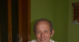 „Olimpijos“ klubo vadovas V.Pilibaitis džiaugiasi iškovota taure. L.Dūdaitės nuotr.