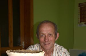 Rokiškėnams – sporto žaidynių sidabras „Olimpijos“ klubo vadovas V.Pilibaitis džiaugiasi iškovota taure. L.Dūdaitės nuotr.