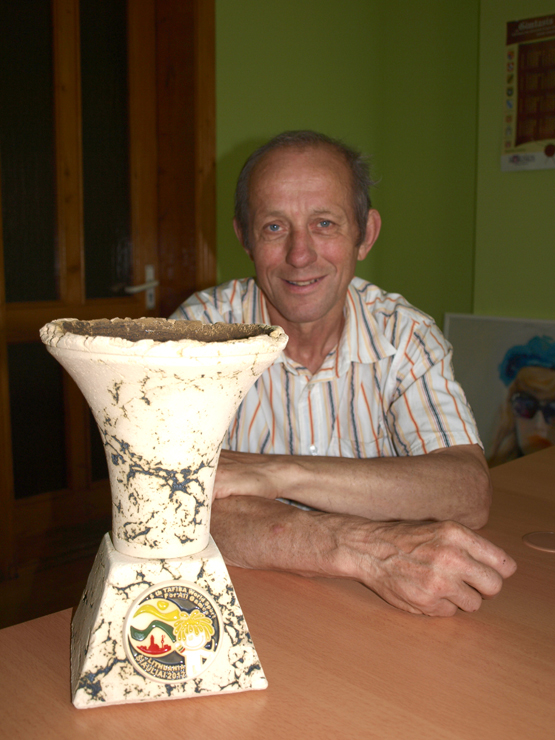 „Olimpijos“ klubo vadovas V.Pilibaitis džiaugiasi iškovota taure. L.Dūdaitės nuotr. „Olimpijos“ klubo vadovas V.Pilibaitis džiaugiasi iškovota taure. L.Dūdaitės nuotr.