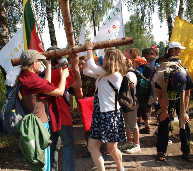 Kryžiaus iš rankų piligrimai nepaleido net atokvėpio valandėlę. L.Dūdaitės nuotr.